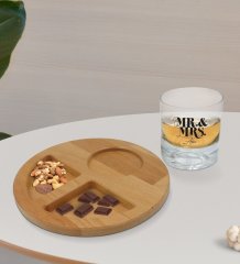 Kişiye Özel Erkek ve Kadın Tasarımlı Viski Bardağı ve Doğal Masif Ahşap Yuvarlak Sunum Tabağı Çerezlik Hediye Seti-1