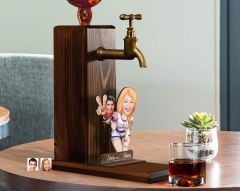 BK Gift Kişiye Özel Sevgililer Karikatürlü Musluklu Ahşap Viski Standı-15, Viski Çeşmesi, Doğum Günü Hediyesi, İçecek Dispenseri