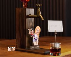 BK Gift Kişiye Özel Sevgililer Karikatürlü Musluklu Ahşap Viski Standı-15, Viski Çeşmesi, Doğum Günü Hediyesi, İçecek Dispenseri