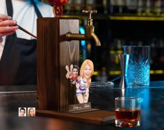 BK Gift Kişiye Özel Sevgililer Karikatürlü Musluklu Ahşap Viski Standı-15, Viski Çeşmesi, Doğum Günü Hediyesi, İçecek Dispenseri