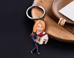 BK Gift Kişiye Özel Emlakçı Karikatürlü Ahşap Anahtarlık-2 Sevgiliye Hediye, Arkadaşa Hediye, Doğum Günü Hediyesi