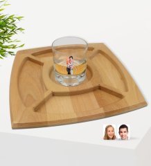 Kişiye Özel Sevgililer Karikatürlü Viski Bardağı ve Doğal Masif Ahşap 4 Bölmeli Sunum Tabağı Çerezlik Hediye Seti-85