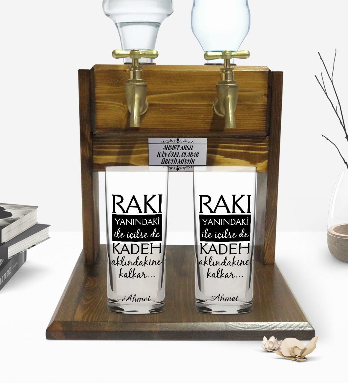 Kişiye Özel Renkli Baskılı Rakı Yanındaki İle İçilse De Tasarımlı İkili Rakı Bardağı ve Çift Musluklu Doğal Ahşap Rakı Standı-1