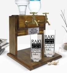 Kişiye Özel Renkli Baskılı Rakı Yanındaki İle İçilse De Tasarımlı İkili Rakı Bardağı ve Çift Musluklu Doğal Ahşap Rakı Standı-1