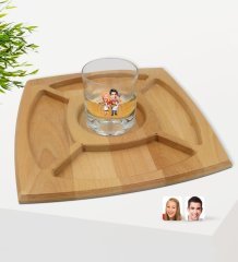 Kişiye Özel Sevgililer Karikatürlü Viski Bardağı ve Doğal Masif Ahşap 4 Bölmeli Sunum Tabağı Çerezlik Hediye Seti-57