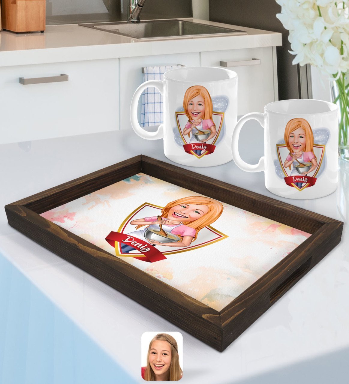 Kişiye Özel İsimli Kadın Chef Karikatürlü Doğal Ahşap Tepsi ve 2’li Kupa Bardak Seti