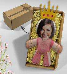 BK Gift Hediye Kutusunda Kişiye Özel Fotoğraflı Kraliçe Bebek Yastık, Arkadaşa Hediye, Sevgiliye Hediye, Doğum Günü Hediyesi
