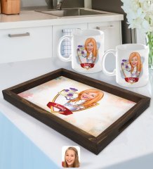 Kişiye Özel İsimli Kadın Chef Karikatürlü Doğal Ahşap Tepsi ve 2’li Kupa Bardak Seti-2