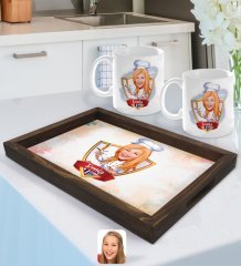 Kişiye Özel İsimli Kadın Chef Karikatürlü Doğal Ahşap Tepsi ve 2’li Kupa Bardak Seti-1