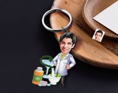 BK Gift Kişiye Özel Eczacı Karikatürlü Ahşap Anahtarlık-2 Sevgiliye Hediye, Arkadaşa Hediye, Doğum Günü Hediyesi