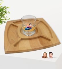 Kişiye Özel Sevgililer Karikatürlü Viski Bardağı ve Doğal Masif Ahşap 4 Bölmeli Sunum Tabağı Çerezlik Hediye Seti-52