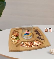 Kişiye Özel Sevgililer Karikatürlü Viski Bardağı ve Doğal Masif Ahşap 4 Bölmeli Sunum Tabağı Çerezlik Hediye Seti-52