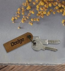 Kişiye Özel Plakalı Dodge Logolu Ahşap Anahtarlık Model 1