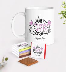 Kişiye Özel Yılın En Sempatik Sevgilisi Beyaz Kupa ve Çikolata Hediye Seti