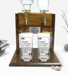 Kişiye Özel Renkli Baskılı Rakı Cevabı Bulmak İçin Değil Tasarımlı İkili Rakı Bardağı ve Çift Musluklu Doğal Ahşap Rakı Standı-1