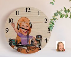 Kişiye Özel Kadın Radyocu Karikatürlü Otantik Ahşap Palet Saat-1