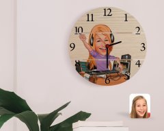 Kişiye Özel Kadın Radyocu Karikatürlü Otantik Ahşap Palet Saat-1
