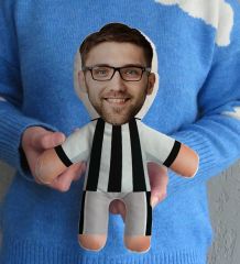 BK Gift Hediye Kutusunda Kişiye Özel Fotoğraflı Siyah Beyaz Futbolcu Bebek Yastık-1, Arkadaşa Hediye, Sevgiliye Hediye, Doğum Günü Hediyesi