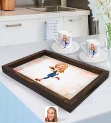 Kişiye Özel Kadın Karikatürlü Doğal Ahşap Tepsi ve 2’li Kahve Fincan Seti-13