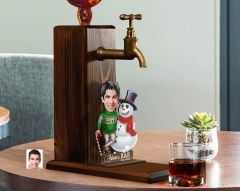 BK Gift Kişiye Özel Erkek Yılbaşı Karikatürlü Musluklu Ahşap Viski Standı-5, Viski Çeşmesi, Doğum Günü Hediyesi, İçecek Dispenseri