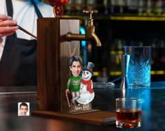 BK Gift Kişiye Özel Erkek Yılbaşı Karikatürlü Musluklu Ahşap Viski Standı-5, Viski Çeşmesi, Doğum Günü Hediyesi, İçecek Dispenseri