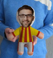BK Gift Hediye Kutusunda Kişiye Özel Fotoğraflı Sarı Kırmızı Futbolcu Bebek Yastık-1, Arkadaşa Hediye, Sevgiliye Hediye, Doğum Günü Hediyesi