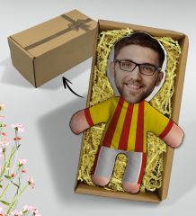 BK Gift Hediye Kutusunda Kişiye Özel Fotoğraflı Sarı Kırmızı Futbolcu Bebek Yastık-1, Arkadaşa Hediye, Sevgiliye Hediye, Doğum Günü Hediyesi