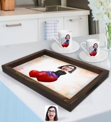 Kişiye Özel Kadın Karikatürlü Doğal Ahşap Tepsi ve 2’li Kahve Fincan Seti-2