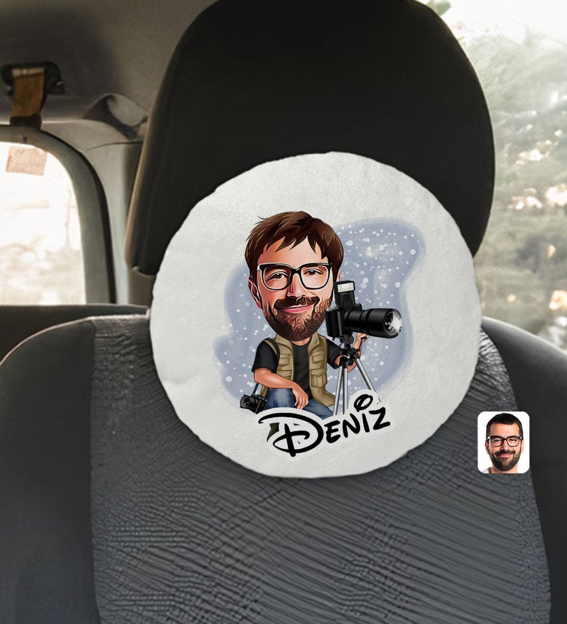 Kişiye Özel İsimli Erkek Fotoğrafçı Karikatürlü Yuvarlak Araç Koltuk Yastığı-1