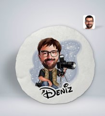 Kişiye Özel İsimli Erkek Fotoğrafçı Karikatürlü Yuvarlak Araç Koltuk Yastığı-1