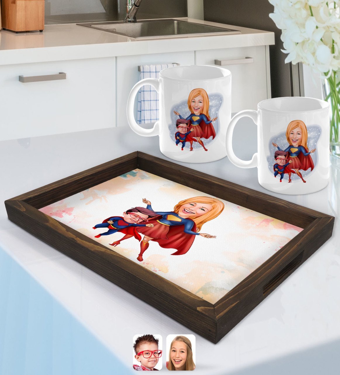 Kişiye Özel Süper Anne ve Süper Çocuk Karikatürlü Doğal Ahşap Tepsi ve 2’li Kupa Bardak Seti-1