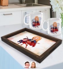 Kişiye Özel Süper Anne ve Süper Çocuk Karikatürlü Doğal Ahşap Tepsi ve 2’li Kupa Bardak Seti-1