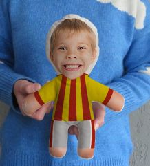 BK Gift Hediye Kutusunda Kişiye Özel Fotoğraflı Çocuk Sarı Kırmızı Futbolcu Bebek Yastık-1, Arkadaşa Hediye, Sevgiliye Hediye, Doğum Günü Hediyesi