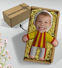 BK Gift Hediye Kutusunda Kişiye Özel Fotoğraflı Çocuk Sarı Kırmızı Futbolcu Bebek Yastık-1, Arkadaşa Hediye, Sevgiliye Hediye, Doğum Günü Hediyesi