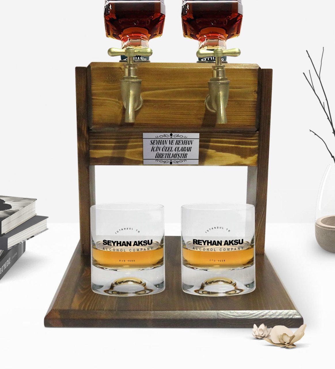 Kişiye Özel Renkli Baskılı Alcohol Company Tasarımlı İkili Viski Bardağı ve Çift Musluklu Doğal Ahşap Viski Standı-1