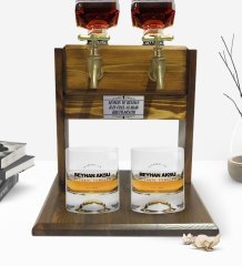 Kişiye Özel Renkli Baskılı Alcohol Company Tasarımlı İkili Viski Bardağı ve Çift Musluklu Doğal Ahşap Viski Standı-1