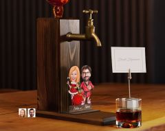 BK Gift Kişiye Özel Yılbaşı Aile Karikatürlü Musluklu Ahşap Viski Standı-7, Viski Çeşmesi, Doğum Günü Hediyesi, İçecek Dispenseri