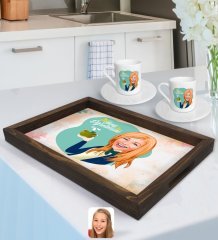 Kişiye Özel Kadın Sınıf Öğretmeni Karikatürlü Doğal Ahşap Tepsi ve 2’li Kahve Fincan Seti-1