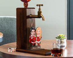 BK Gift Kişiye Özel Yılbaşı Aile Karikatürlü Musluklu Ahşap Viski Standı-6, Viski Çeşmesi, Doğum Günü Hediyesi, İçecek Dispenseri