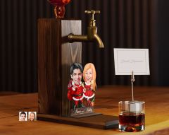 BK Gift Kişiye Özel Yılbaşı Aile Karikatürlü Musluklu Ahşap Viski Standı-6, Viski Çeşmesi, Doğum Günü Hediyesi, İçecek Dispenseri