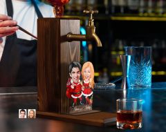 BK Gift Kişiye Özel Yılbaşı Aile Karikatürlü Musluklu Ahşap Viski Standı-6, Viski Çeşmesi, Doğum Günü Hediyesi, İçecek Dispenseri