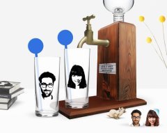 Kişiye Özel Renkli Baskılı Erkek ve Kadın Silüet İkili Vodka Bardağı ve Ahşap Vodka Standı Hediye Seti-1