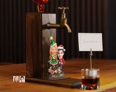 BK Gift Kişiye Özel Yılbaşı Aile Karikatürlü Musluklu Ahşap Viski Standı-4, Viski Çeşmesi, Doğum Günü Hediyesi, İçecek Dispenseri