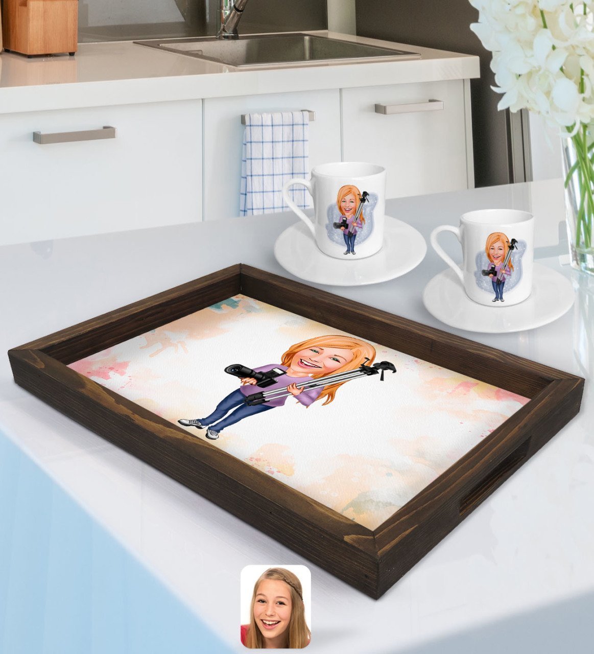 Kişiye Özel Kadın Fotoğrafçı Karikatürlü Doğal Ahşap Tepsi ve 2’li Kahve Fincan Seti-1