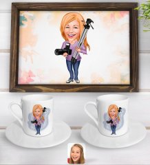 Kişiye Özel Kadın Fotoğrafçı Karikatürlü Doğal Ahşap Tepsi ve 2’li Kahve Fincan Seti-1