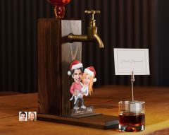 BK Gift Kişiye Özel Yılbaşı Aile Karikatürlü Musluklu Ahşap Viski Standı-3, Viski Çeşmesi, Doğum Günü Hediyesi, İçecek Dispenseri