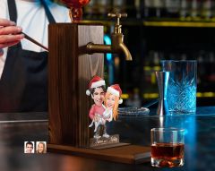 BK Gift Kişiye Özel Yılbaşı Aile Karikatürlü Musluklu Ahşap Viski Standı-3, Viski Çeşmesi, Doğum Günü Hediyesi, İçecek Dispenseri