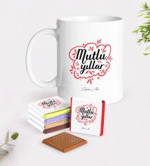 Kişiye Özel Yılbaşı Mutlu Yıllar Beyaz Kupa ve Çikolata Hediye Seti-3