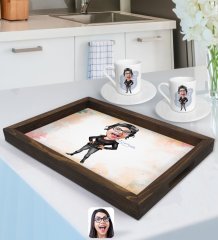 Kişiye Özel Kadın Pilot Karikatürlü Doğal Ahşap Tepsi ve 2’li Kahve Fincan Seti-1