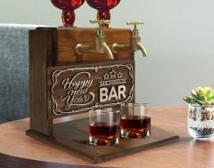 BK Gift Kişiye Özel Kabartma Yeni Yıl Tasarımlı İsimli Çift Musluklu Doğal Ahşap İçki Standı-1, İçki Standı, Doğum Günü Hediyesi, Ev Hediyesi